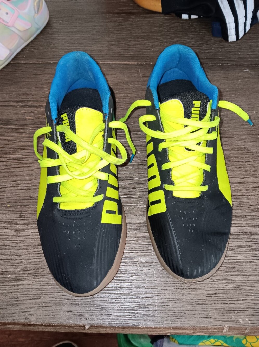 Puma Boys Size 5.5 Black & Neon Yellow Indoor Soccer Shoes